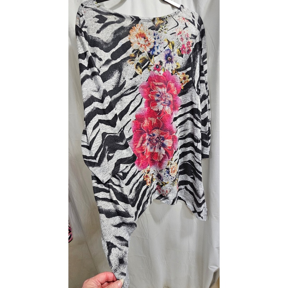 Lynn Ryan Zebra Floral Sharkbite Tunic Top 3X Gray Pink Rhinestone‎ V-Neck X3434